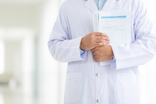 Врач с документами в руках